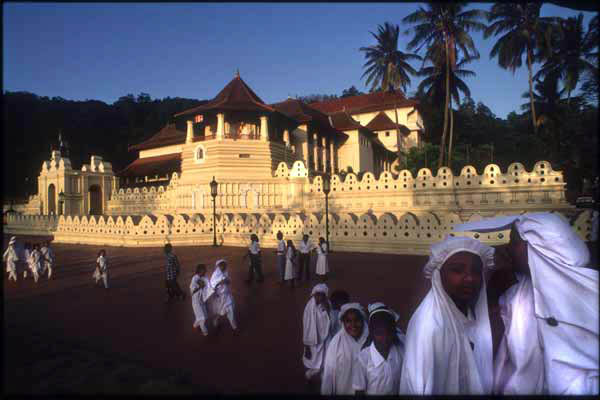 Schoolgirls before the Dalada Maligawa