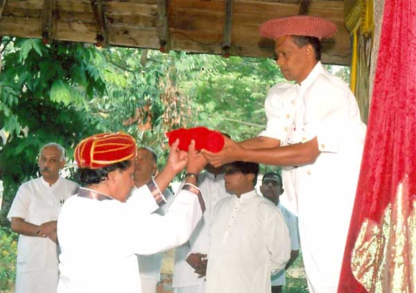 Wanakku Rala Herath hands over the <i>kap</i> to an official of Katragama Devale